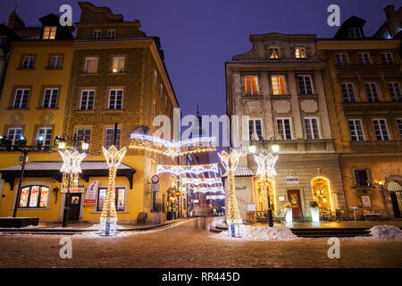 Maisons de la vieille ville de nuit en ville de Varsovie en Pologne, l'illumination de Noël. Banque D'Images