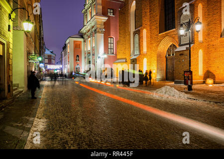 La Pologne, la ville de Varsovie, la vieille ville de nuit, Swietojanska Rue et consigner vos bagages St. John's sur la droite Banque D'Images