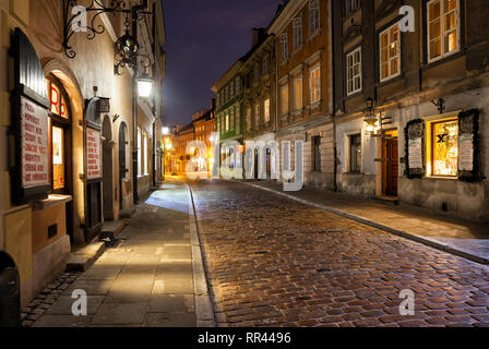 La Pologne, la ville de Varsovie, la rue Freta dans la nouvelle ville de nuit, immeuble historique maisons et boutiques Banque D'Images