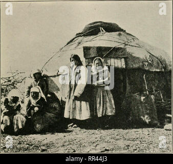 . À travers le toit du monde ; un dossier du sport et voyage dans le cachemire, Gilgit, Hunza, le Pamir, Turkestan chinois, la Mongolie et la Sibérie. Etherton, Percy Thomas, 1874- ; Chasse -- d'Asie, d'Amérique centrale, Asie, Europe centrale -- Descriptions et voyages. Opinions contradictoires. sous quelques pins, et a été obligé de dormir dans des tentures et les insectes étaient très nombreuses et d'essayer. Cette partie de l'Thian Shan forme le Jirgalan est de l'enceinte de la vallée et est dit de tenir, mais il wapiti pourrait difficilement être si à cette saison car le sol avait été estampillé télévision par les troupeaux de chevaux et de bovins belon Banque D'Images