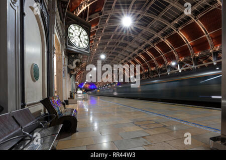 Le premier grand Western night Riviera train de Penzance arrivant à la gare de Paddington, avec l'horloge de la station juste après 5 h Banque D'Images