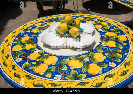 Ravello, Italie - 16 juin 2017 : une table en céramique vendus à Ravello, Italie Banque D'Images