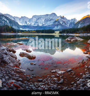 Lever du soleil sur le lac Fusine colorés. Scène d'automne pittoresque avec Schloss Weikersdorf peak sur l'arrière-plan. Alpes Juliennes, la Province d'Udine, Italie Banque D'Images