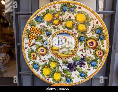 Ravello, Italie - 16 juin 2017 : une plaque en céramique vendus à Ravello, Italie Banque D'Images