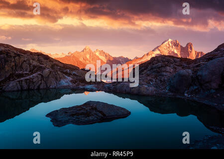 De soleil colorés sur le lac Blanc lac en France Alpes. Monte Bianco sur fond de montagnes. Vallon de Berard Nature Preserve, Chamonix, Graian Alps. Photographie de paysage Banque D'Images