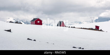 Maison en bois rouge norvégienne typique près de célèbre Aurlandsvegen (Bjorgavegen) route de montagne dans Aurland, Norvège dans le printemps ! Banque D'Images