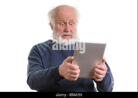 Funny choqué old man using tablet computer isolated on white Banque D'Images