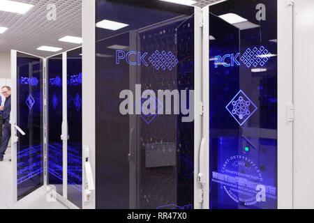 Saint-pétersbourg, Russie - le 18 février 2019 : Ouverture de l'armoire installée par le supercalculateur de la société RSC Supercomputer Center de Pierre le Grand Sain Banque D'Images