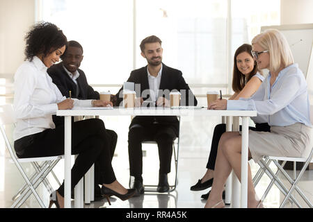 Divers businesspeople sitting at desk, les parties du contrat signature Banque D'Images