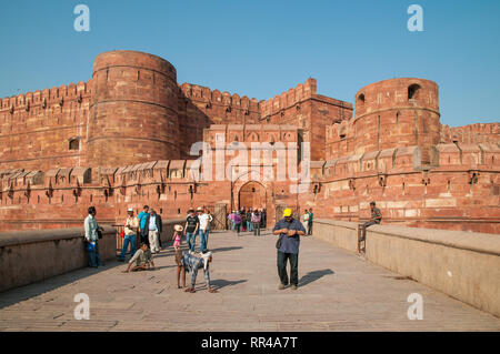 Entrée de Fort d'Agra, qui a été achevée en 1573 et a été la résidence principale de la dynastie moghole jusqu'à 1638. C'est un site du patrimoine mondial de l'UNESCO. Banque D'Images