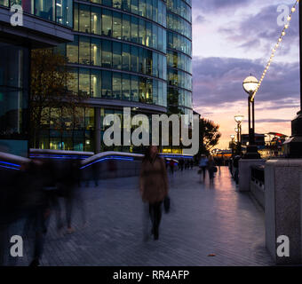 Londres, Royaume-Uni - 18 octobre 2018 : les piétons à marcher le long de la rive sud de Londres au coucher du soleil Banque D'Images