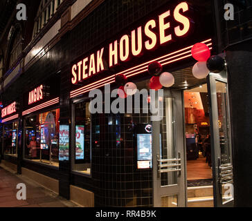 Londres, Royaume-Uni - 18 octobre 2018 : Photo de nuit de l'Angus Steakhouse Restaurant façade sur Charing Cross Road Banque D'Images