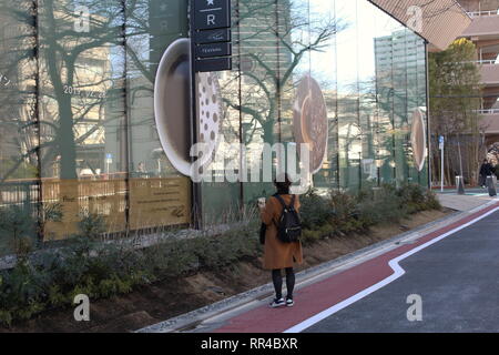 L'Kengo Kuma-conçu à Tokyo de torréfaction Starbucks réserver plusieurs jours avant le jour de son ouverture. Banque D'Images