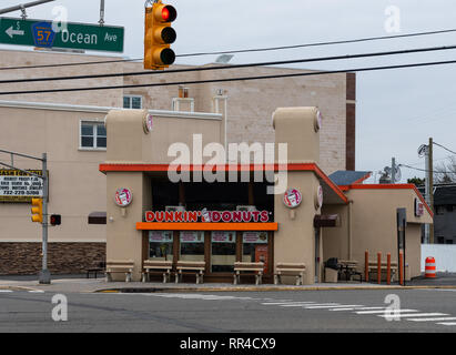 Long Branch, États-Unis - 18 novembre 2018 : la longue branche Dunkin Donuts Drive sur la 3e Avenue Banque D'Images