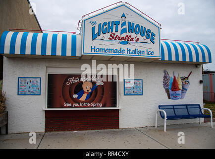 Long Branch, États-Unis - 18 novembre 2018 : La façade de Strollos Leuchtturm glacier sur l'Avenue Brighton Banque D'Images