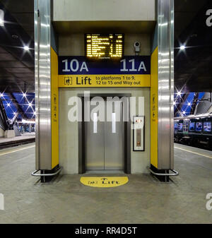 Reading, Royaume-Uni - le 21 décembre 2018 : un ascenseur de plates-formes 10 et 11 jusqu'à le hall principal de la gare de lecture Banque D'Images