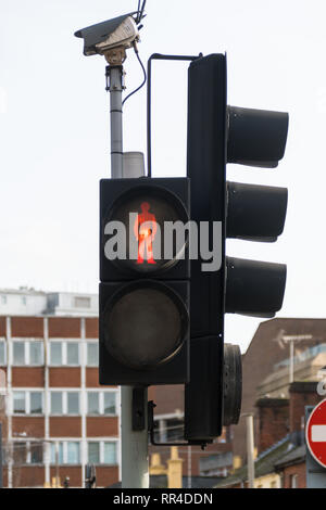 Reading, Royaume-Uni - 09 Février 2019 : Pelican crossing sign montrant homme rouge pour ne pas traverser sur Caversham Road Banque D'Images