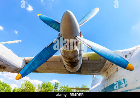 Turbine de vieux avions à turbopropulseurs soviétique contre le ciel bleu Banque D'Images