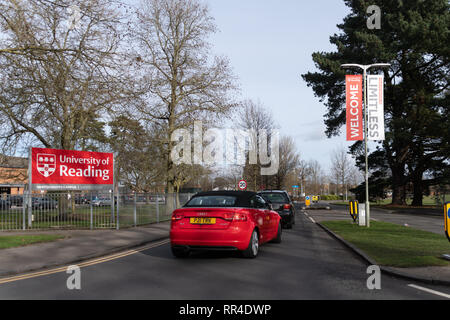 Reading, Royaume-Uni - 09 Février 2019 : l'entrée du campus de l'Université Reading Whiteknights sur Shinfield Road Banque D'Images