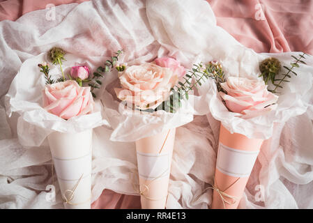 Bouquets de fleurs dans les cônes de papier Banque D'Images