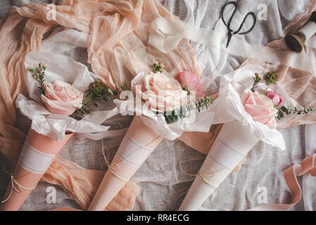 Bouquets de fleurs en papier de cône Banque D'Images