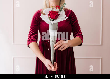 Pragnant femme tenant un bouquet de fleurs Banque D'Images