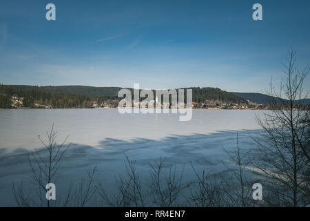 Paysage d'hiver sur le Titisee gelé dans la Forêt-Noire, Allemagne Banque D'Images