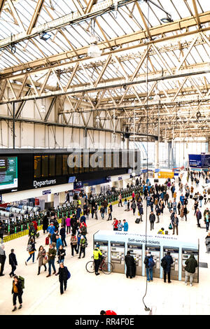 La gare internationale de Waterloo, Londres, Angleterre - le hall des arrivées et des départs Banque D'Images