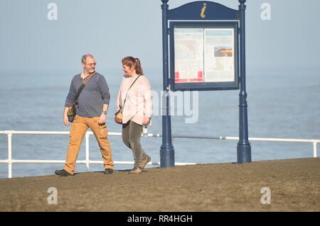 Pays de Galles Aberystwyth UK. Dimanche 24 févr. 2019 météo Royaume-uni : Les gens le dimanche matin, profitant de l'ensoleillement en février incroyablement chaude Aberystwyth, sur la côte ouest du pays de Galles. Le temps devrait rester très bien pour les prochains jours avec la possibilité d'enregistrer les températures ont dans certains endroits Photo © Keith Morris / Alamy Live News Banque D'Images