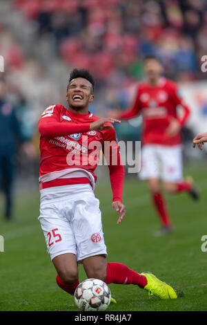 Jean-Philippe Gbamin (Mainz 05) au cours de l 'Allemagne' match de Bundesliga entre Mayence 05 3-0 Shalke 04 chez Opel Arena le 23 février 2019 à Mayence, en Allemagne. Credit : Maurizio Borsari/AFLO/Alamy Live News Banque D'Images