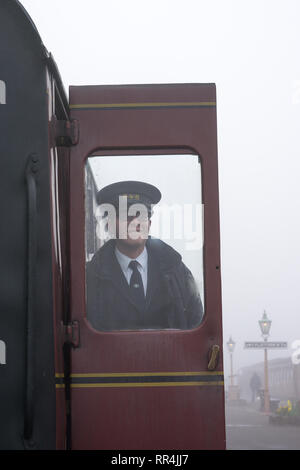 Kidderminster, Royaume-Uni. 24 février 2019. Météo au Royaume-Uni: Malgré le brouillard épais du matin à travers Worcestershire, rien ne nuit à l'esprit des bénévoles dévoués à Severn Valley Railway.les travailleurs de ce train à vapeur patrimonial sont sur la plate-forme par un train de train vintage ayant certainement du plaisir au travail! Crédit: Lee Hudson/Alay Live News Banque D'Images