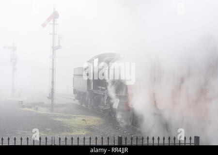 Kidderminster, UK. 24 Février, 2019. Météo France : malgré l'épais brouillard matinal à travers Worcestershire, rien ne freine l'esprit dévoués à Severn Valley Railway. Le Matin brumeux est un pittoresque, départ pour le départ du premier train à vapeur d'époque. Credit : Lee Hudson/Alamy Live News Banque D'Images