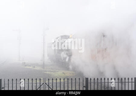 Kidderminster, UK. 24 Février, 2019. Météo France : malgré l'épais brouillard matinal à travers Worcestershire, rien ne freine l'esprit dévoués à Severn Valley Railway. Le Matin brumeux est un pittoresque, départ pour le départ du premier train à vapeur d'époque. Credit : Lee Hudson/Alamy Live News Banque D'Images