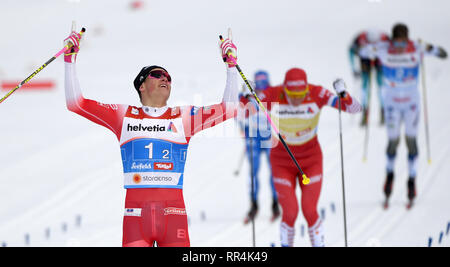 Seefeld, Autriche. Feb 24, 2019. Cross Country, Championnat du monde, Sprint par équipe Hommes, classique, Final. Johannes Hoesflot Klaebo à partir de la Norvège est heureux de la victoire. Credit : Hendrik Schmidt/dpa-Zentralbild/dpa/Alamy Live News Banque D'Images