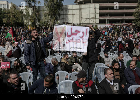 Gaza, Territoires palestiniens. Feb 24, 2019. Les gens détiennent un signe qu'ils prennent part à une manifestation exigeant le président palestinien Mahmoud Abbas à démissionner. Credit : Mohammed Talatene/dpa/Alamy Live News Banque D'Images