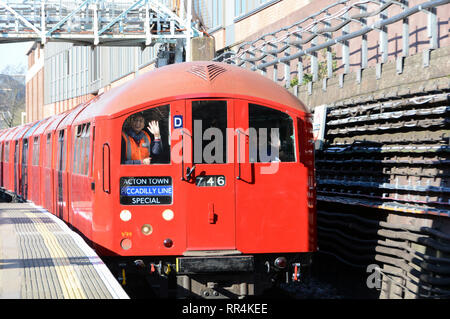 Londres, Angleterre, Royaume-Uni. 24 février 2019. Un bel immeuble restauré de style art-déco en train à Barons Court station de métro, sur la ligne District, au centre de Londres © Benjamin John/ Alamy Live News. Banque D'Images