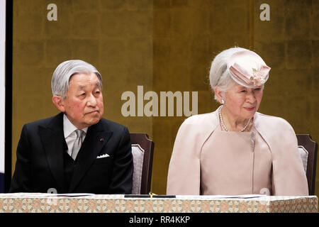 Tokyo, Japon. Feb 24, 2019. L'empereur Akihito du Japon (L) et l'Impératrice Michiko assister à la cérémonie pour marquer le 30e anniversaire de l'intronisation de l'empereur à Tokyo, Japon, le 24 février 2019. Credit : Piscine/Xinhua/Alamy Live News Banque D'Images