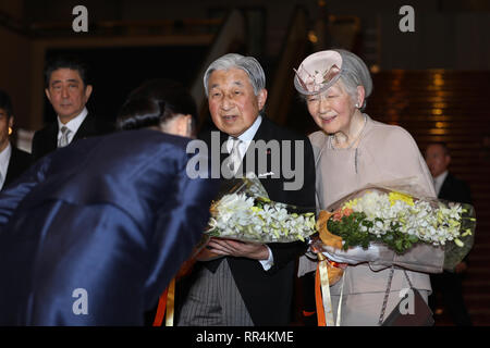 Tokyo, Japon. Feb 24, 2019. L'empereur Akihito du Japon (2e R) et l'Impératrice Michiko (1e R) partent après avoir assisté à la cérémonie pour marquer le 30e anniversaire de l'intronisation de l'empereur à Tokyo, Japon, le 24 février 2019. Crédit : Du Xiaoyi/Xinhua/Alamy Live News Banque D'Images