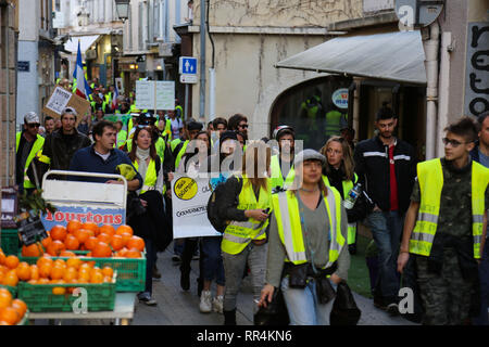 Jaune manifestants se rassemblent dans la ville de Sisteron sud-est français, puis la tête de la ville de Gap pour les grandes manifestations pour la 15e semaine consécutive de marches. Environ 800 manifestants ont vu la démonstration dans l'écart, alors que des milliers de manifestants s'est joint à marches à Paris et dans toute la France ce samedi. Feb 23, 2019. Le Gilet Jaunes début des manifestations en novembre dernier contre l'augmentation de l'impôt sur le diesel, mais peu à peu transformé en un mouvement important contre les politiques économiques et les réformes du président français Macron Crédit : Louai Barakat/IMAGESLIVE/ZUMA/Alamy Fil Live News Banque D'Images