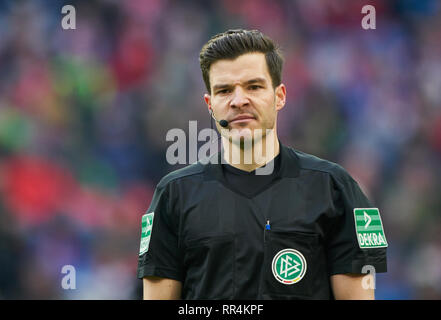 Munich, Allemagne. 23 Février, 2019. OSMERS Méfaits arbitre avec sifflet, gestes, montre, Watch, l'action individuelle, Demi-taille, portrait, FC BAYERN MUNICH - Hertha BSC Berlin 1-0 - DFL RÈGLEMENT INTERDIT TOUTE UTILISATION DES PHOTOGRAPHIES comme des séquences d'images et/ou quasi-vidéo - 1.ligue de soccer allemand , Munich, le 23 février 2019, journée 24 saison 2018/2019, FCB, München, © Peter Schatz / Alamy Live News Banque D'Images