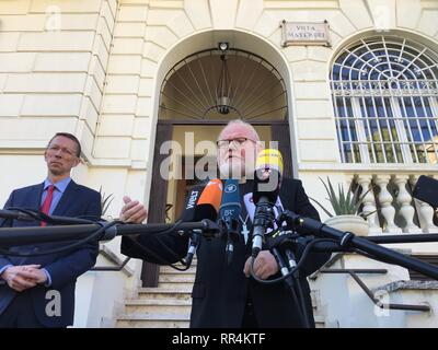 Rom, Italie. Feb 24, 2019. Le Cardinal Reinhard Marx donne une déclaration sur le sommet Anti-Abuse au Vatican. Dans l'arrière-plan est la Villa Mater Dei, la maison de la Conférence épiscopale allemande à Rome. Le sommet de l'abus se termine le 24 février. Credit : Lena Klimkeit/dpa/Alamy Live News Banque D'Images