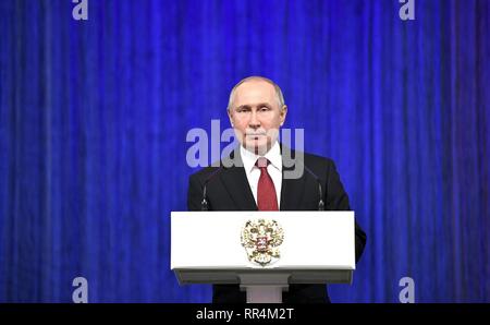 Moscou, Russie. Feb 22, 2019. Le président russe Vladimir Poutine offre une allocution lors d'un gala marquant le défenseur de la patrie journée à l'État Kremlin Palace le 22 février 2019 à Moscou, Russie. Credit : Planetpix/Alamy Live News Banque D'Images