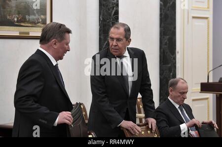 Moscou, Russie. Feb 22, 2019. Le Ministre russe des affaires étrangères Sergei Lavrov, centre, s'entretient avec le Représentant spécial du Président pour la protection de l'environnement, l'écologie et des Transports, Sergei Ivanov, à gauche, avant le début des membres permanents du Conseil de sécurité de la Fédération de Russie Réunion au Kremlin le 22 février 2019 à Moscou, Russie. Nikolai Patrushev Secrétaire du Conseil de sécurité est assis à droite. Credit : Planetpix/Alamy Live News Banque D'Images