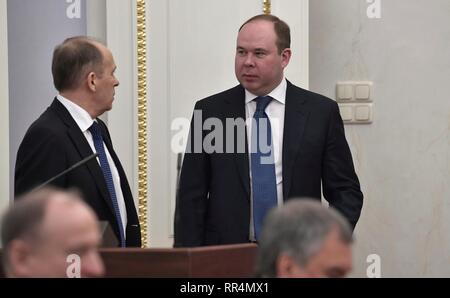 Moscou, Russie. Feb 22, 2019. Directeur du Service de Sécurité Fédéral russe Alexander Bortnikov, gauche, parle avec le chef d'état-major présidentiel Anton Vaino, droit, avant le départ des membres permanents du Conseil de sécurité de la Fédération de Russie Réunion au Kremlin le 22 février 2019 à Moscou, Russie. Credit : Planetpix/Alamy Live News Banque D'Images