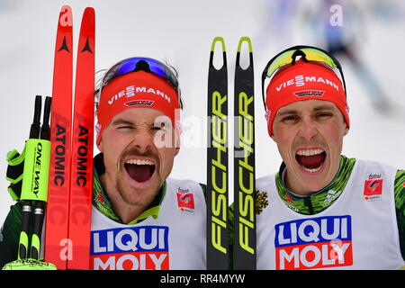 Seefeld, Autriche. Feb 24, 2019. Fabian Rießle (l) et Eric Frenzel de Allemagne applaudir à l'arrivée après l'équipe du sprint. Credit : Hendrik Schmidt/dpa-Zentralbild/dpa/Alamy Live News Banque D'Images