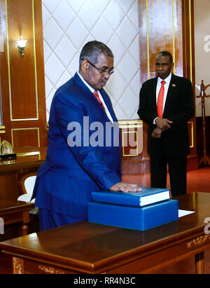 Khartoum, Soudan. Feb 24, 2019. Le nouveau premier ministre soudanais Mohamed Tahir Ayala prend le serment constitutionnel au palais présidentiel de Khartoum, Soudan, 24 février 2019. Le président soudanais Omar el-Béchir le samedi nommé Mohamed Tahir Ayala comme premier ministre. Credit : Mohamed Khidir/Xinhua/Alamy Live News Banque D'Images