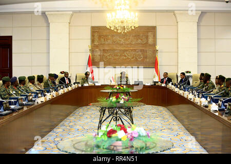 Khartoum, Soudan. Feb 24, 2019. Nouveaux gouverneurs du Soudan prêter le serment constitutionnel à la présence du président soudanais Omar al-Bashir (C) au Palais présidentiel de Khartoum, Soudan, 24 février 2019. Credit : Mohamed Khidir/Xinhua/Alamy Live News Banque D'Images