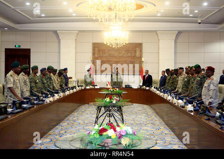 Khartoum, Soudan. Feb 24, 2019. Nouveaux gouverneurs du Soudan prêter le serment constitutionnel à la présence du président soudanais Omar al-Bashir (C) au Palais présidentiel de Khartoum, Soudan, 24 février 2019. Credit : Mohamed Khidir/Xinhua/Alamy Live News Banque D'Images