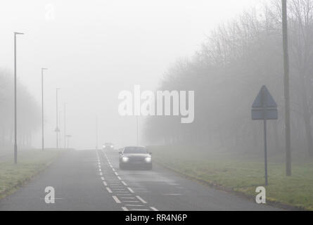 Warrington, Cheshire, Royaume-Uni. Feb 24, 2019. 24-02-19 - La météo a donné un matin brumeux à Grappenhall Warrington, Heys près de Cheshire, Angleterre. Une journée ensoleillée avait été prévu mais il a fallu un certain temps pour brûler le brouillard dans la campagne Crédit : John Hopkins/Alamy Live News Banque D'Images