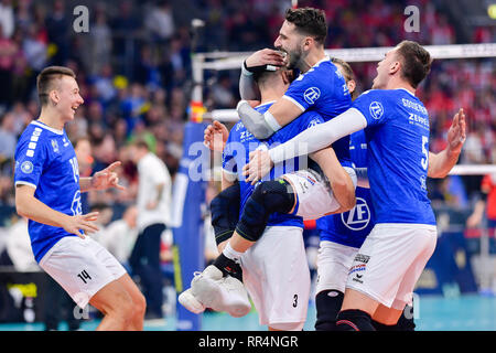 Mannheim, Allemagne. Feb 24, 2019. Volley-ball, les hommes : les AP Cup, SVG Lüneburg - VfB Friedrichshafen, final, dans le SAP Arena. L'équipe de Friedrichshafen se réjouit de la victoire. Credit : Uwe Anspach/dpa/Alamy Live News Banque D'Images